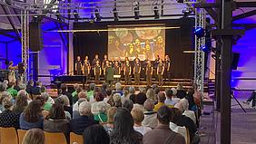 Die Jugendkantorei am Eichstätter Dom bei Ihrem Auftritt im Festsaal von Schloss Erwitte. 