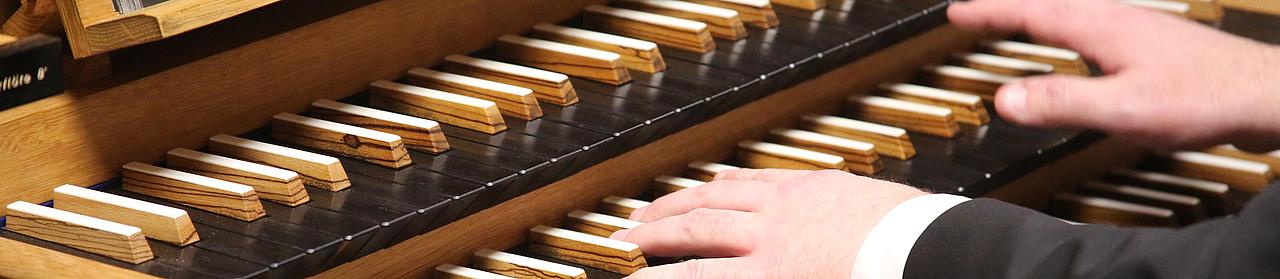 Organist an einer dreimanualigen Orgel
